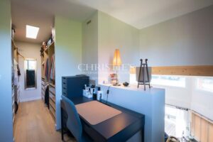 Maison familiale aux beaux volumes avec piscine sur terrain arboré de 1 700 m²
