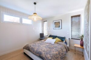 Maison familiale aux beaux volumes avec piscine sur terrain arboré de 1 700 m²
