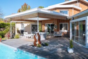 Maison familiale aux beaux volumes avec piscine sur terrain arboré de 1 700 m²