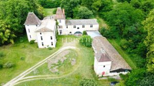 Historique château du 16ème siècle d'environ 750 m² - A 8 km de Bordeaux centre