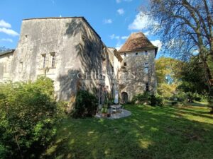Historique château du 16ème siècle d'environ 750 m² - A 8 km de Bordeaux centre