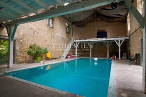 Historique château du 16ème siècle d'environ 750 m² - A 8 km de Bordeaux centre