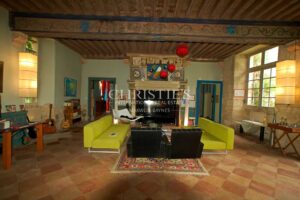 Historique château du 16ème siècle d'environ 750 m² - A 8 km de Bordeaux centre