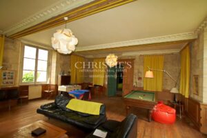 Historique château du 16ème siècle d'environ 750 m² - A 8 km de Bordeaux centre