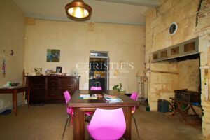 Historique château du 16ème siècle d'environ 750 m² - A 8 km de Bordeaux centre