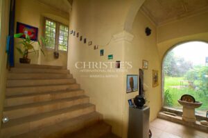 Historique château du 16ème siècle d'environ 750 m² - A 8 km de Bordeaux centre