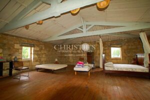 Historique château du 16ème siècle d'environ 750 m² - A 8 km de Bordeaux centre