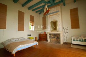 Historique château du 16ème siècle d'environ 750 m² - A 8 km de Bordeaux centre