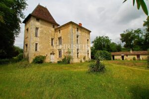 Historique château du 16ème siècle d'environ 750 m² - A 8 km de Bordeaux centre