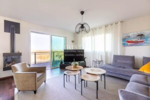 Gujan Mestras: House on the front line / sea front