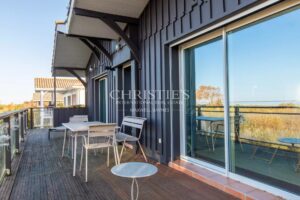 Gujan Mestras: House on the front line / sea front