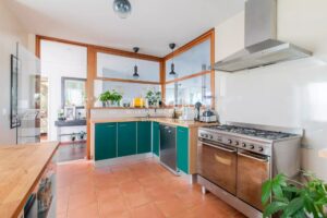 Gujan Mestras: House on the front line / sea front