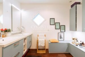 Gujan Mestras: House on the front line / sea front