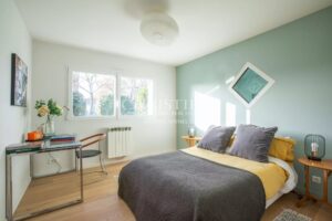 Gujan Mestras: House on the front line / sea front