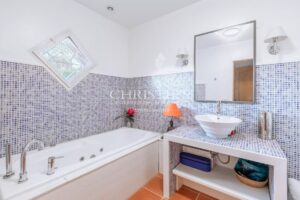 Gujan Mestras: House on the front line / sea front