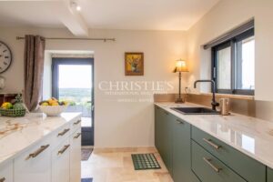 Exquise propriété en pierre avec un pigeonnier pittoresque, une piscine et des vues à couper le souffle.