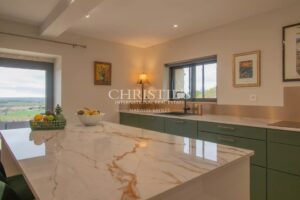 Exquise propriété en pierre avec un pigeonnier pittoresque, une piscine et des vues à couper le souffle.