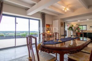 Exquise propriété en pierre avec un pigeonnier pittoresque, une piscine et des vues à couper le souffle.