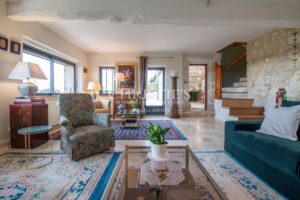 Exquise propriété en pierre avec un pigeonnier pittoresque, une piscine et des vues à couper le souffle.