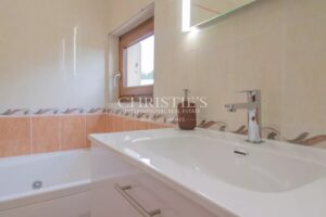 Exquise propriété en pierre avec un pigeonnier pittoresque, une piscine et des vues à couper le souffle.