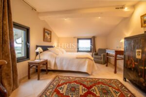 Exquise propriété en pierre avec un pigeonnier pittoresque, une piscine et des vues à couper le souffle.