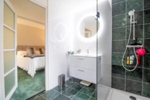 Exquise propriété en pierre avec un pigeonnier pittoresque, une piscine et des vues à couper le souffle.