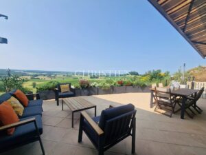 Exquise propriété en pierre avec un pigeonnier pittoresque, une piscine et des vues à couper le souffle.