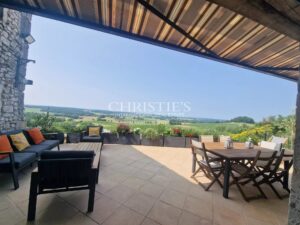 Exquise propriété en pierre avec un pigeonnier pittoresque, une piscine et des vues à couper le souffle.