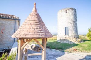 La Maison du Moulin, perchée au sommet d'une colline, offre des vues spectaculaires et panoramiques