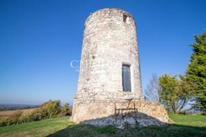 La Maison du Moulin, perchée au sommet d'une colline, offre des vues spectaculaires et panoramiques