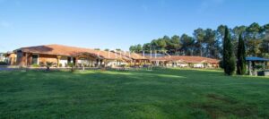 Un hôtel et un restaurant extraordinaires situés sur les rives d'un lac et d'une plage pittoresques.