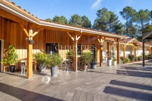 Un hôtel et un restaurant extraordinaires situés sur les rives d'un lac et d'une plage pittoresques.