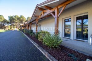 Un hôtel et un restaurant extraordinaires situés sur les rives d'un lac et d'une plage pittoresques.