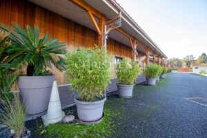 Un hôtel et un restaurant extraordinaires situés sur les rives d'un lac et d'une plage pittoresques.