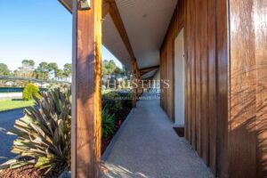 Un hôtel et un restaurant extraordinaires situés sur les rives d'un lac et d'une plage pittoresques.