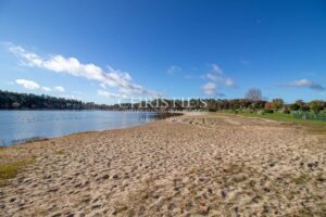 Un hôtel et un restaurant extraordinaires situés sur les rives d'un lac et d'une plage pittoresques.
