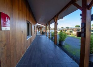 Un hôtel et un restaurant extraordinaires situés sur les rives d'un lac et d'une plage pittoresques.