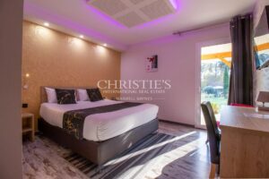 Un hôtel et un restaurant extraordinaires situés sur les rives d'un lac et d'une plage pittoresques.