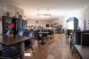 Un hôtel et un restaurant extraordinaires situés sur les rives d'un lac et d'une plage pittoresques.