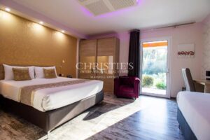 Un hôtel et un restaurant extraordinaires situés sur les rives d'un lac et d'une plage pittoresques.