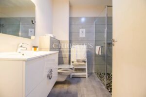 Un hôtel et un restaurant extraordinaires situés sur les rives d'un lac et d'une plage pittoresques.