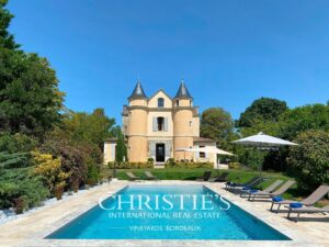 Petit château à tourelles avec plus de 2 hectares de terrain et piscine chauffée