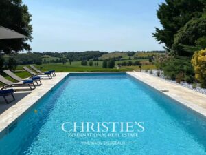 Petit château à tourelles avec plus de 2 hectares de terrain et piscine chauffée