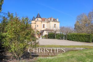 Petit château à tourelles avec plus de 2 hectares de terrain et piscine chauffée