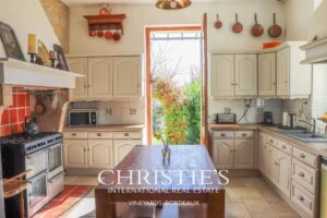 Petit château à tourelles avec plus de 2 hectares de terrain et piscine chauffée