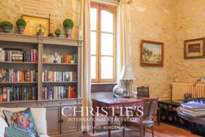 Petit château à tourelles avec plus de 2 hectares de terrain et piscine chauffée