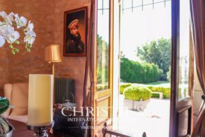 Petit château à tourelles avec plus de 2 hectares de terrain et piscine chauffée