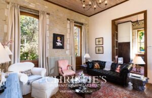 Petit château à tourelles avec plus de 2 hectares de terrain et piscine chauffée