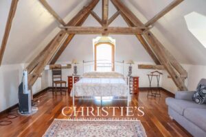 Petit château à tourelles avec plus de 2 hectares de terrain et piscine chauffée