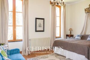 Petit château à tourelles avec plus de 2 hectares de terrain et piscine chauffée